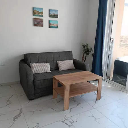 Private With External Private Bathroom In Homestay Marsaskala